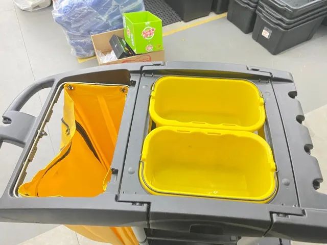 CARRO DE LIMPEZA DE ALTA CAPACIDADE PRETO - RUBBERMAID - Foto 3