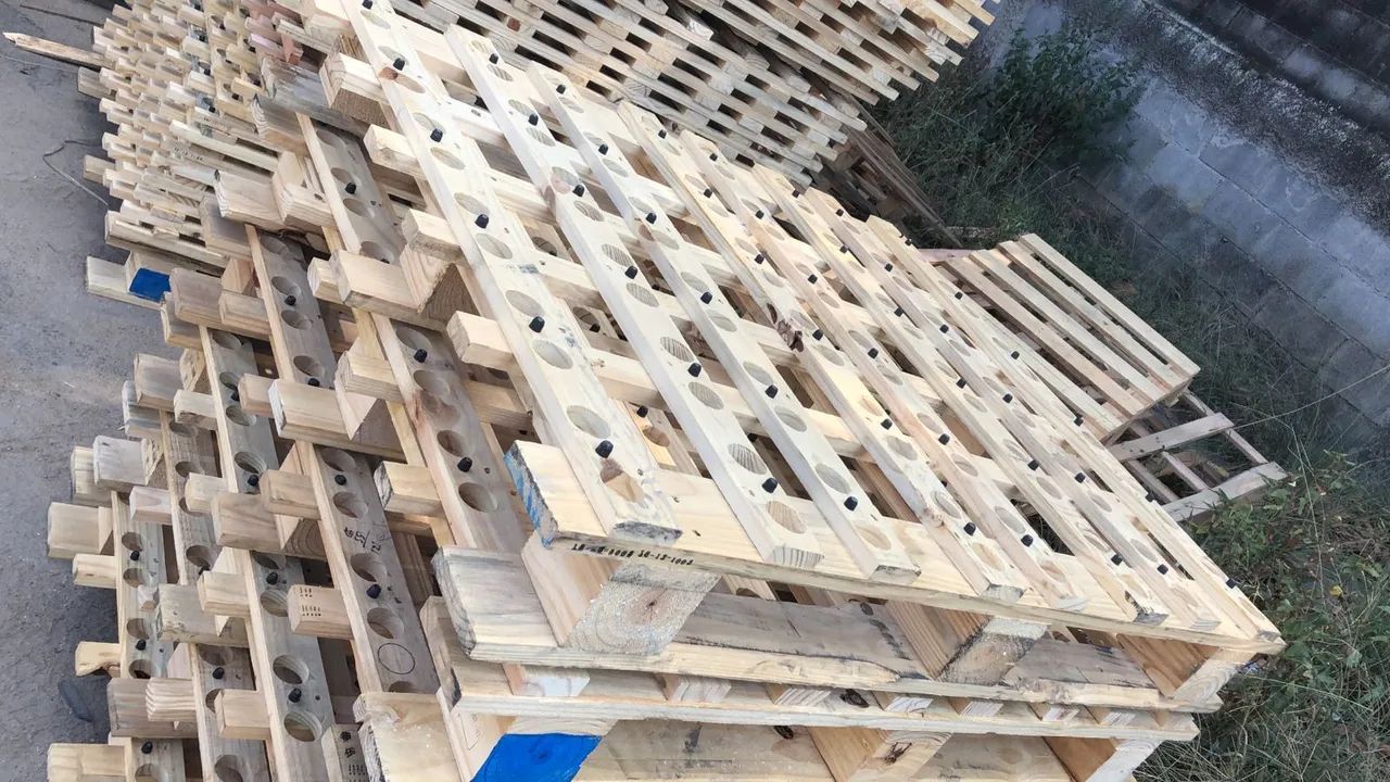 Pallets de Madeira com Furos - Ideal para Exposição - Foto 4