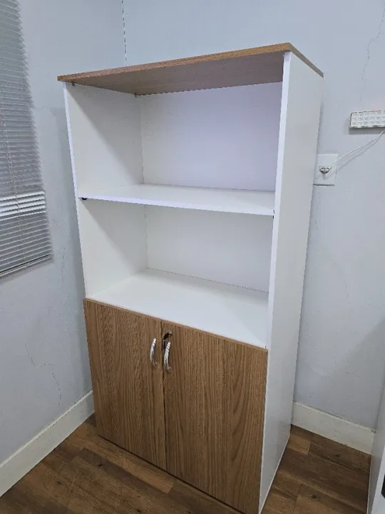 Estante em MDF vazada, com armários e chave