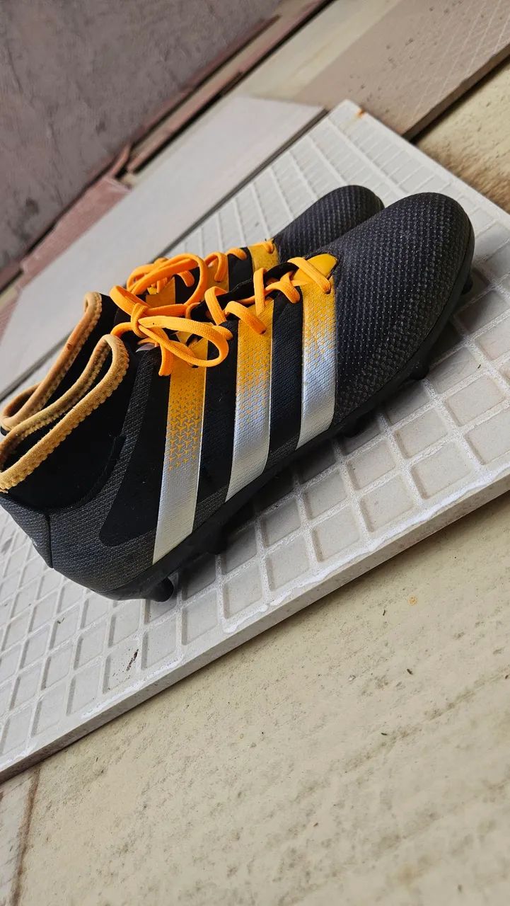 Chuteira Adidas 40 - Pouquíssimo uso
