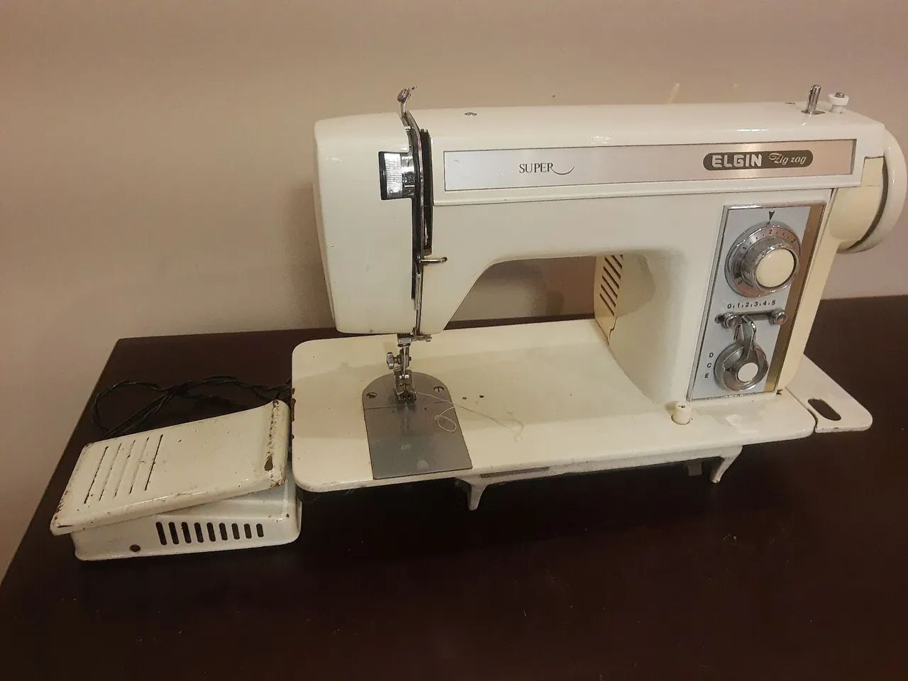 Máquina de costura Elgin zig-zag excelente estado 