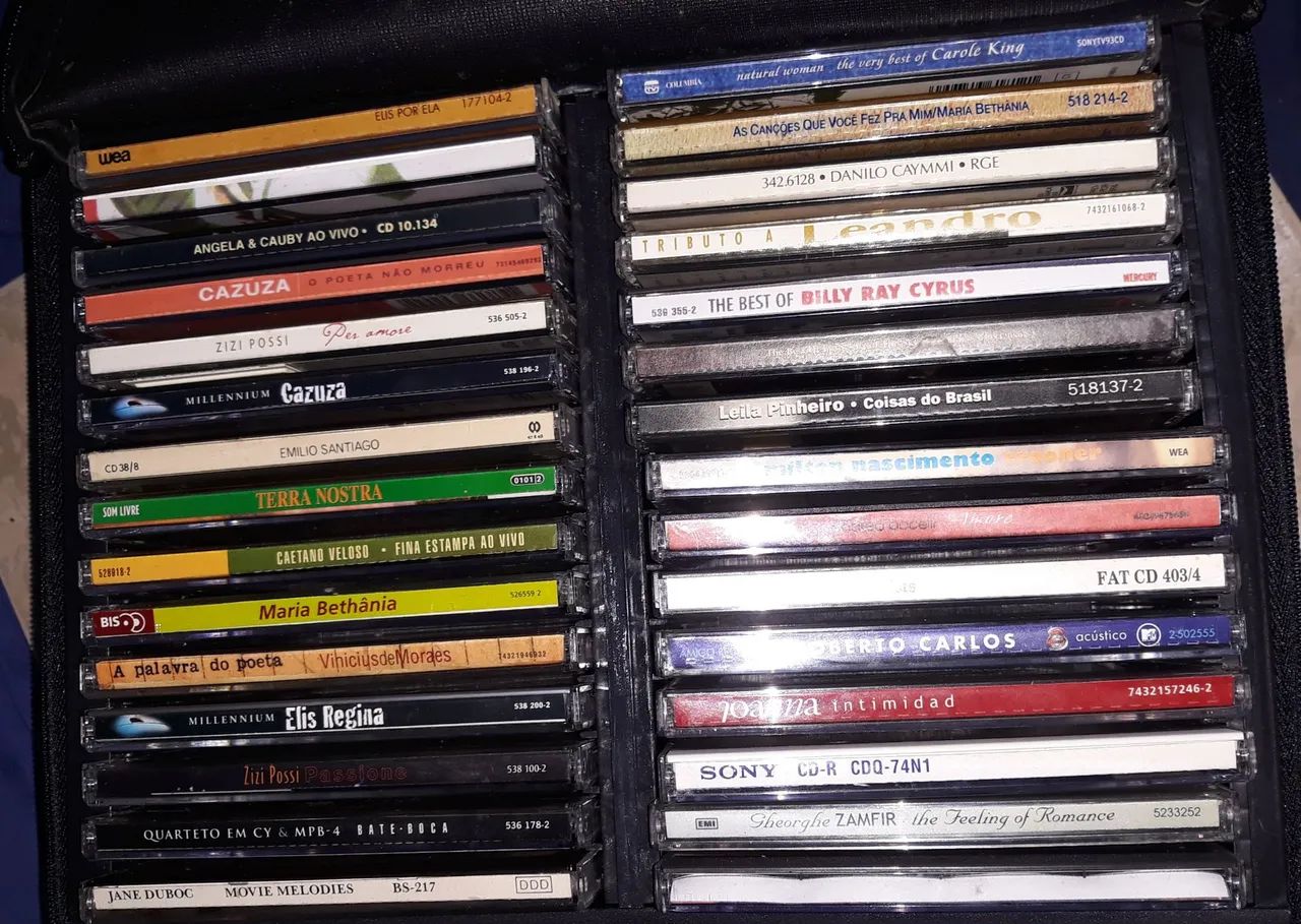 Coleção de CDs de diversos artistas