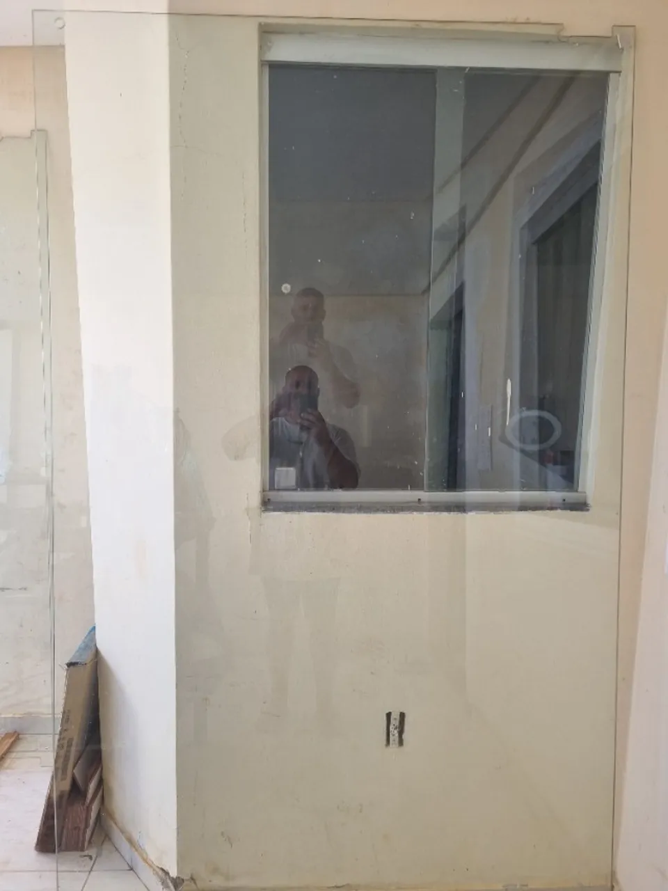 Vidro temperado para vitrine com dobradiça pivoltante e trincos