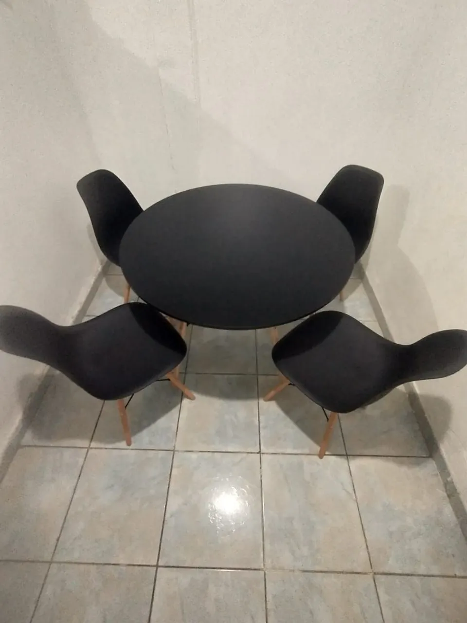Conjunto Mesa Redonda com 4 Cadeiras Design Moderno