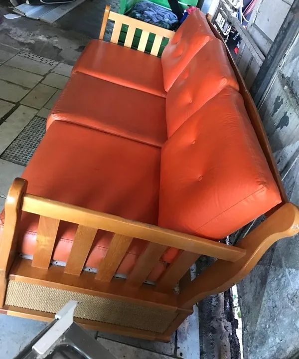 Sofá de madeira vintage laranja - Foto 4