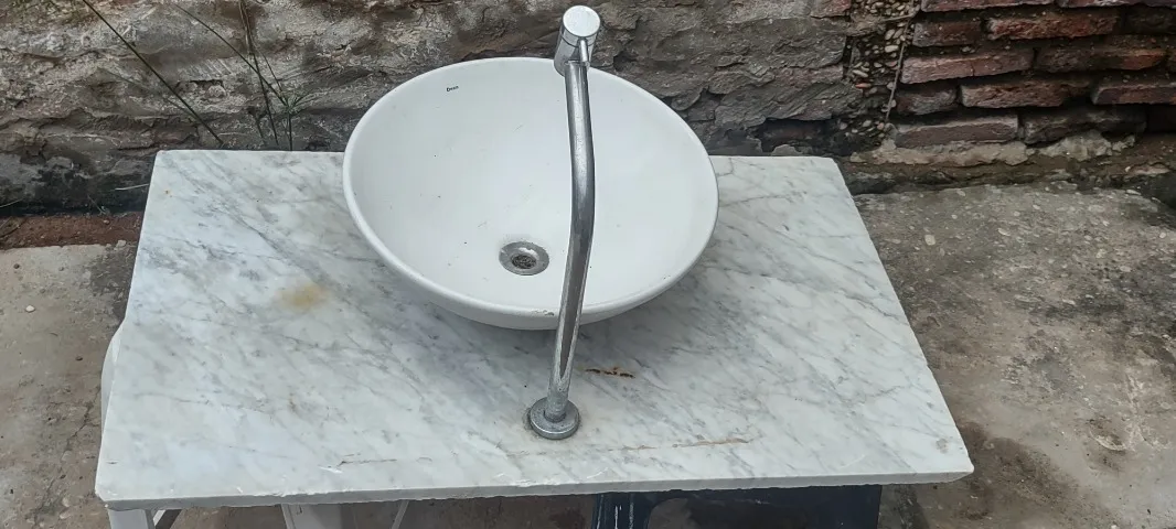 Vendo bancada de mármore + Cuba Deca + toneira inox