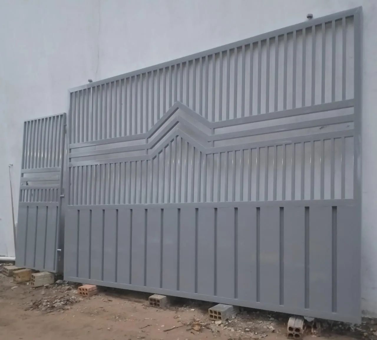 Portão de ferro com detalhes em branco - Foto 5