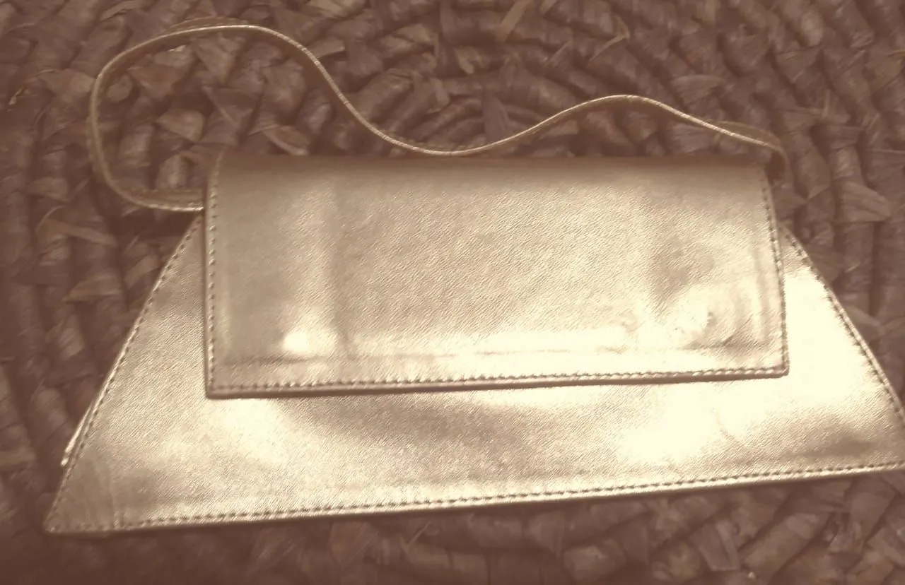 Bolsa de Mão Dourada Elegante