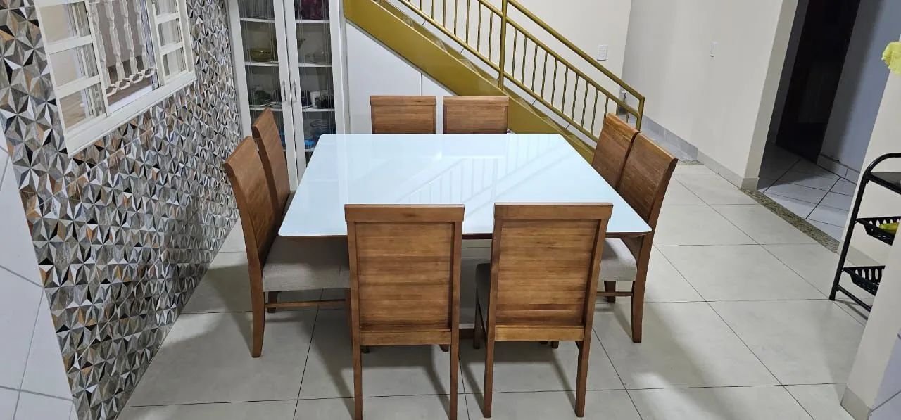 A pronta entrega e com cadeiras de madeira maciça - Foto 2