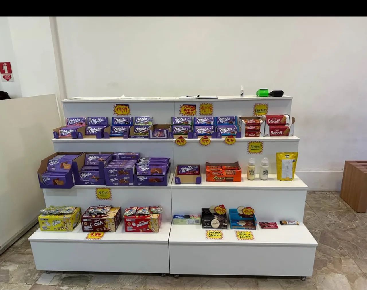 Stand, em 2 partes, cada com 1 m larg x 1,20m alt x 1 m prof, com armários  com tranca