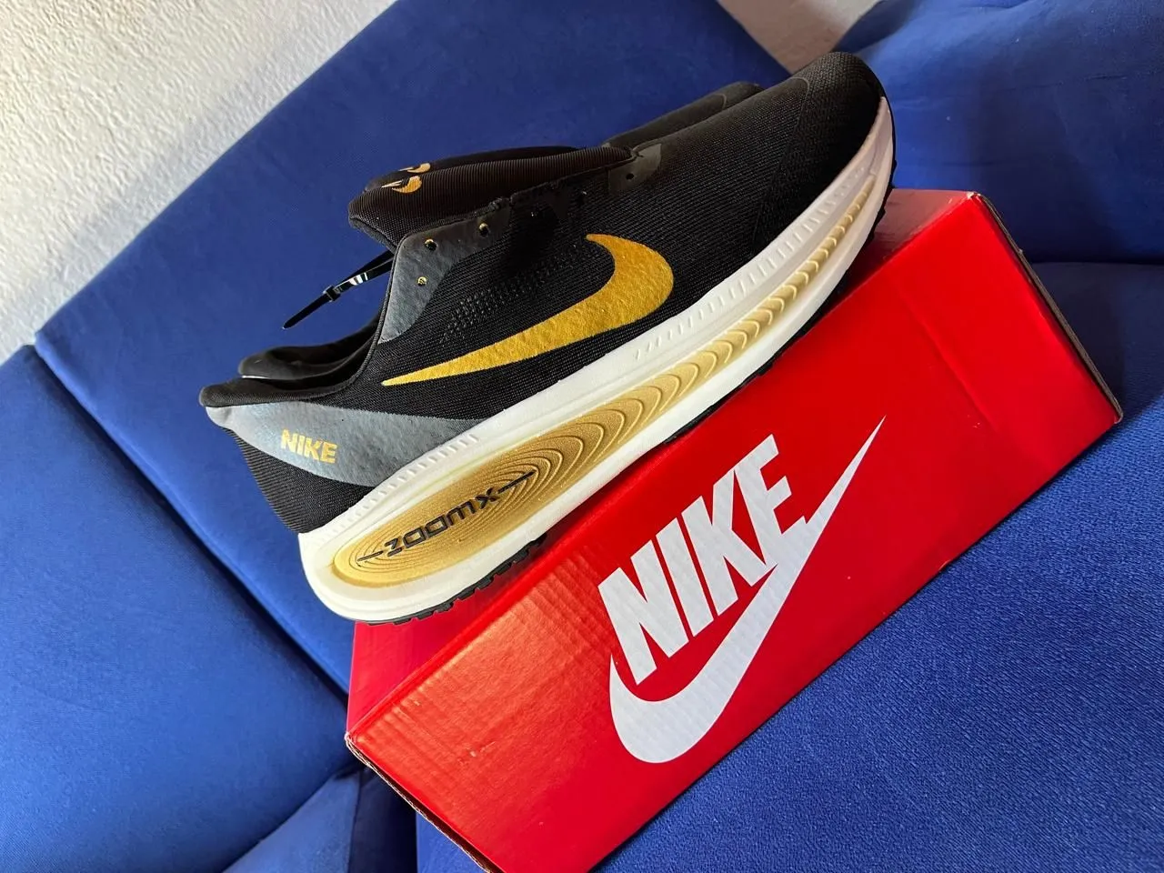 Nike Zoom Air - Preto e Dourado