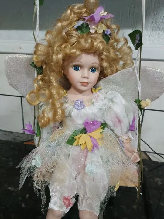Boneca de Porcelana Vintage. Fada no balanço. Coleção Cathay Tam, 42 cm - Foto 2