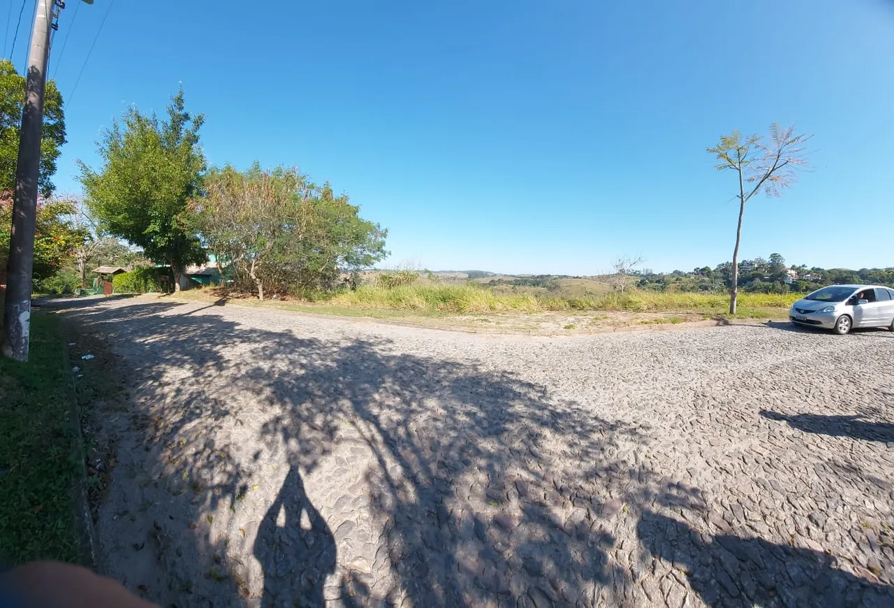 Excelente terreno pé na água, em condomínio fechado na cidade de Igaratá - SP