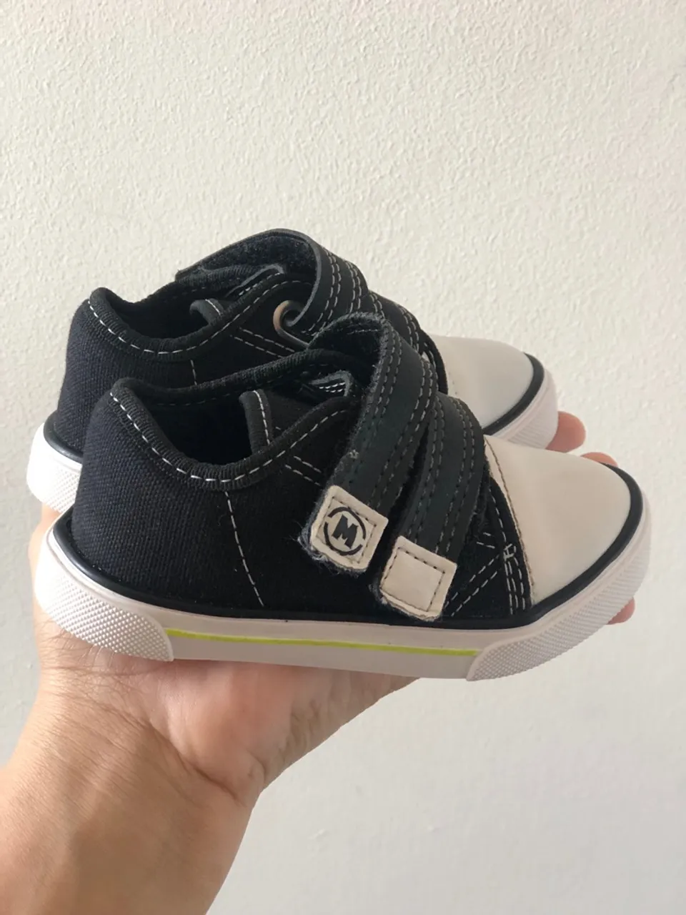 Tênis infantil preto e branco com velcro