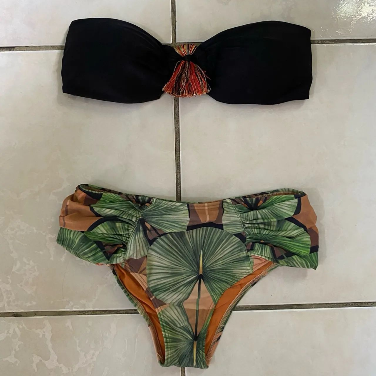 Biquíni preto com detalhe e estampa tropical