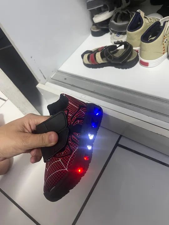 Tênis infantil do homem aranha, acende. NUNCA USADO!!