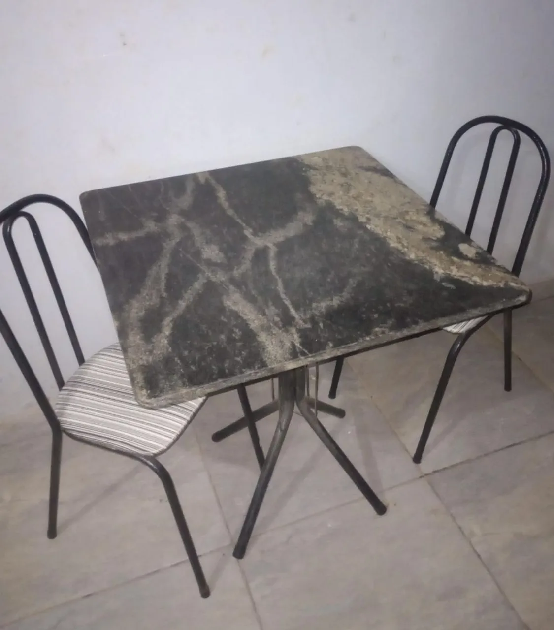 Conjunto de mesa com duas cadeiras