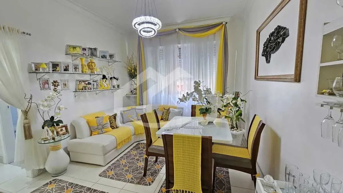 Quarto e sala reformado no Posto 6 de Copacabana . Pronto para Morar
