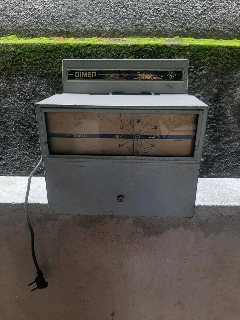 VENDO Relógio de ponto antigo, funcionando parcialmente  precisa de revisão.