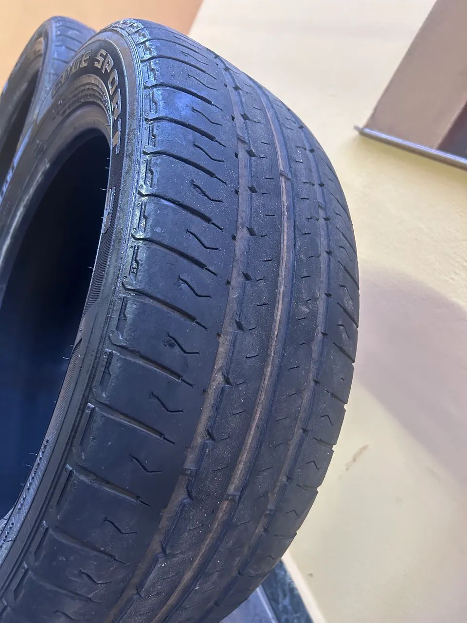 Pneu  205/55 roda 16  cada pneu troco por rádio pioneer bluetooth em bom estado  - Foto 2