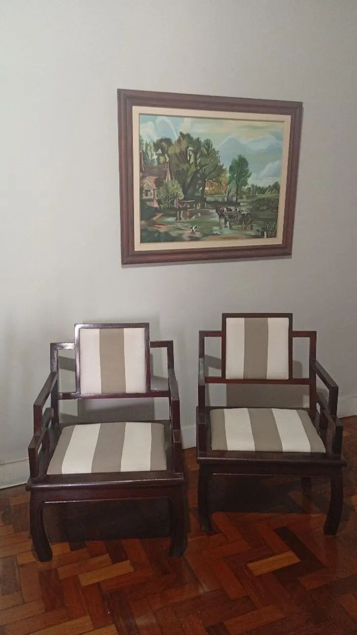 Par de cadeiras de madeira 