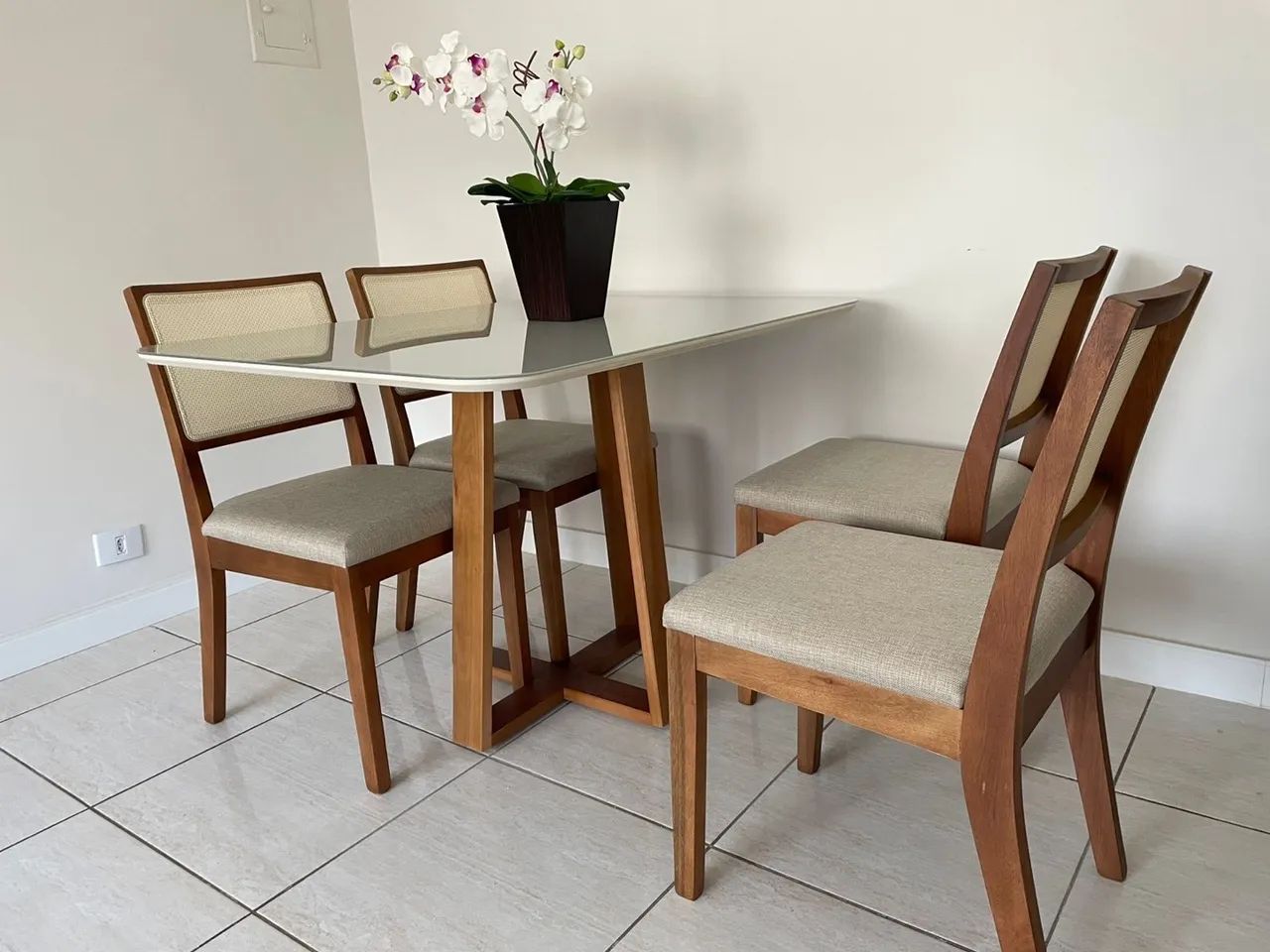 Mesa madeira de jantar moderna com design elegante - Foto 2