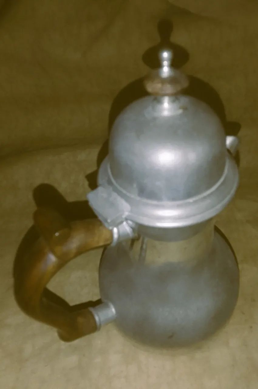 John Sommers - Antigo Bule em estanho inglês, alças e pega tampa em madeira *Descrição - Foto 3