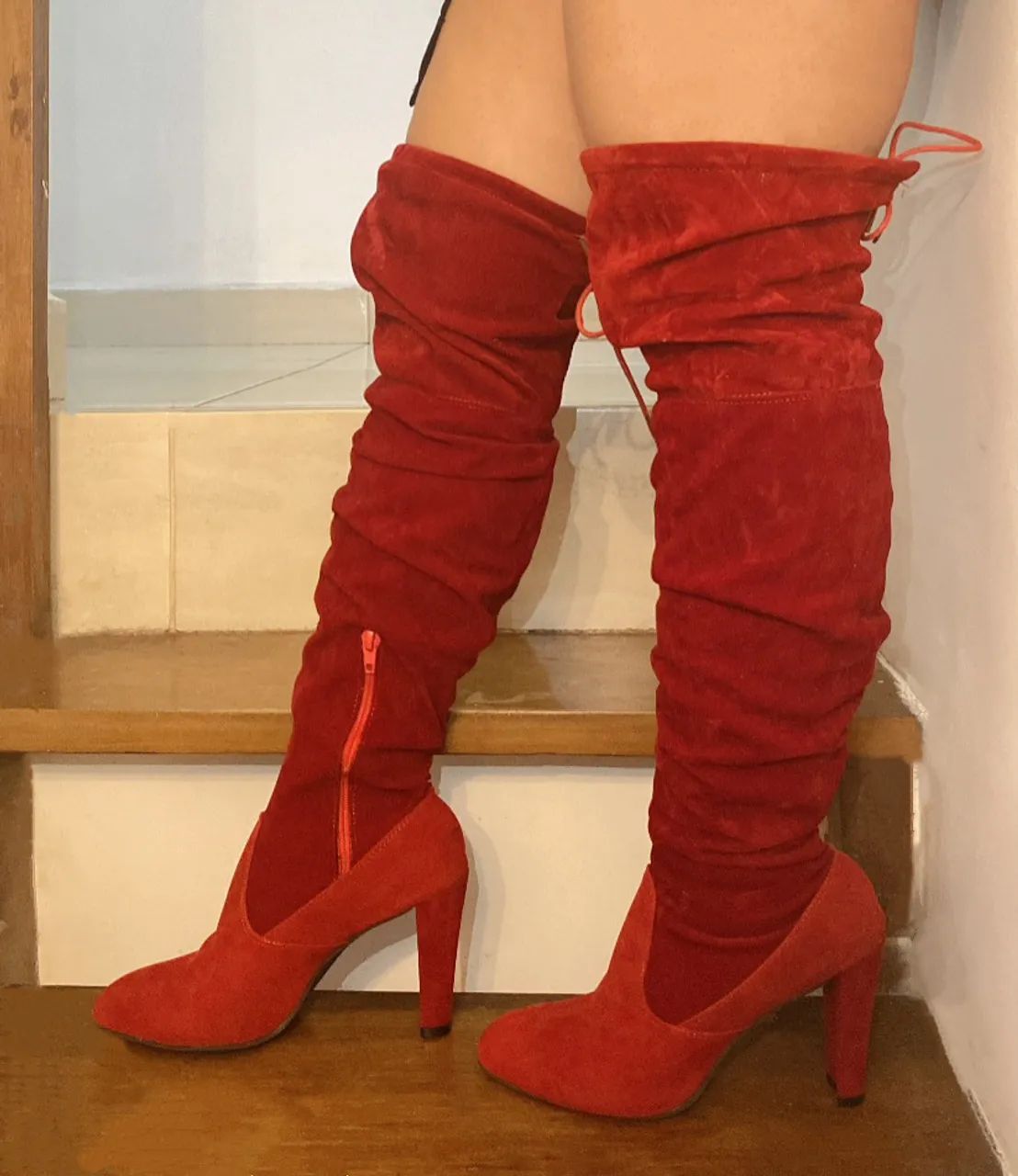 Vende-se bota vermelha de veludo cano longo por apenas 200 está
