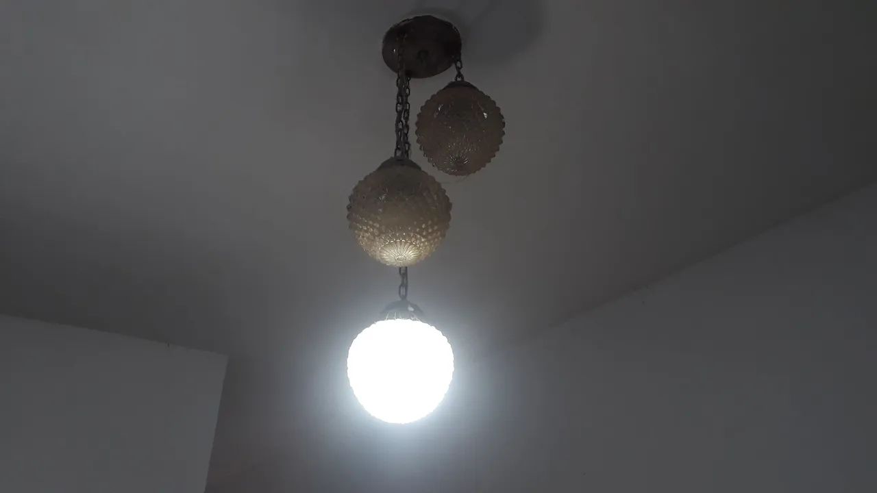 Lustre vintage com 3 cúpulas