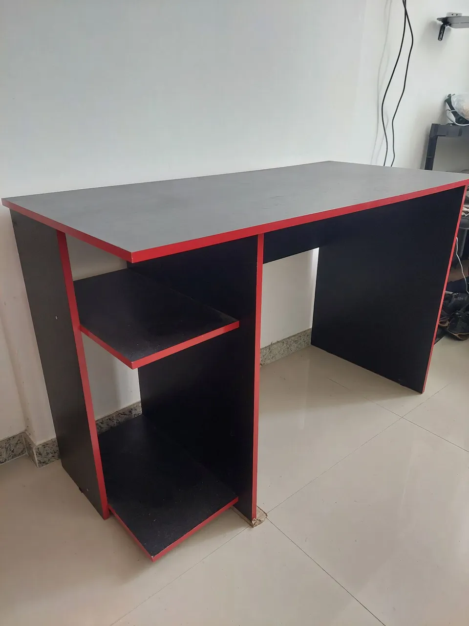 Escrivaninha com design moderno e cores vibrantes
