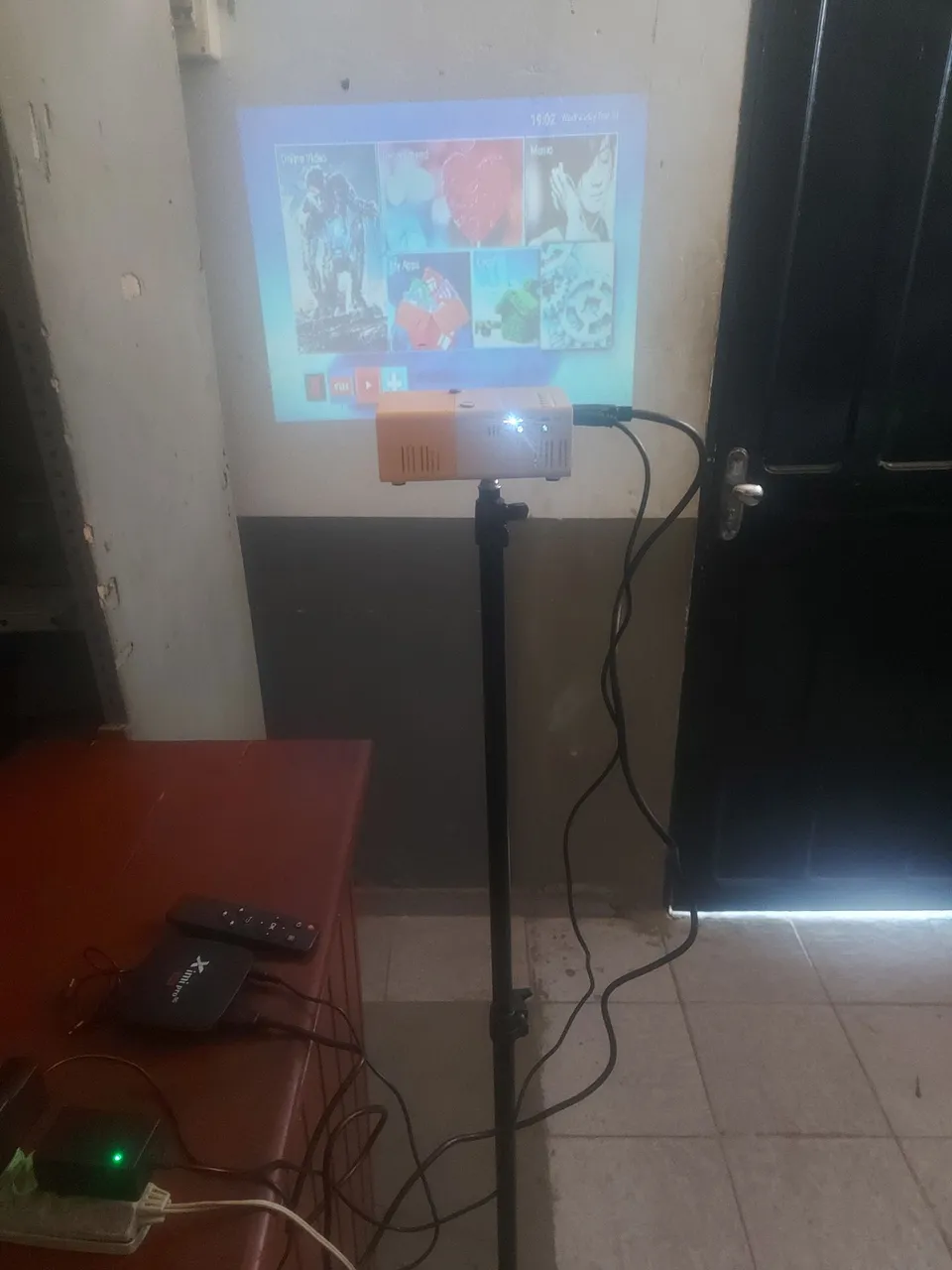 Projetor Portátil com Suporte e Cabos