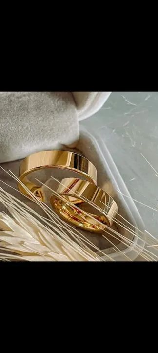 PAR DE ALIANÇAS NOIVADO E CASAMENTO BANHADAS A OURO 18K  - Foto 5