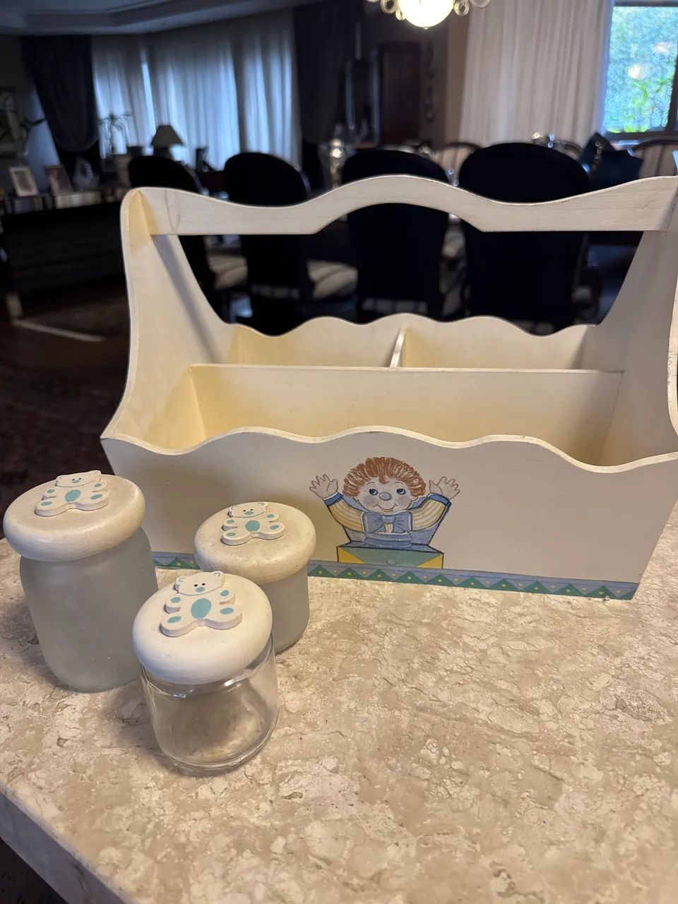 Porta utensílios de bebê. Cestinha em madeira com potinhos
