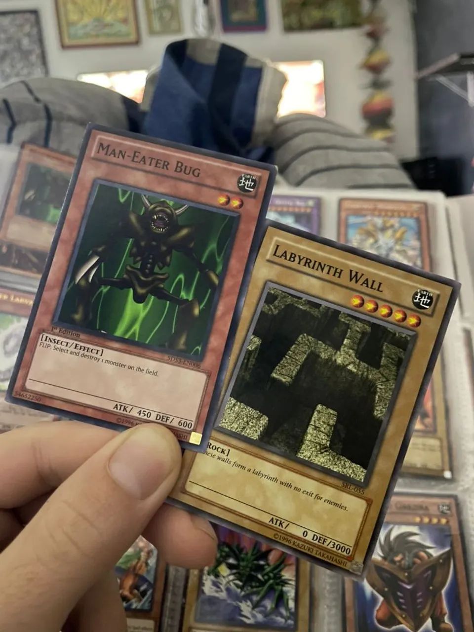 Cartas Yu-Gi-Oh! Man-Eater Bug e Labyrinth Wall