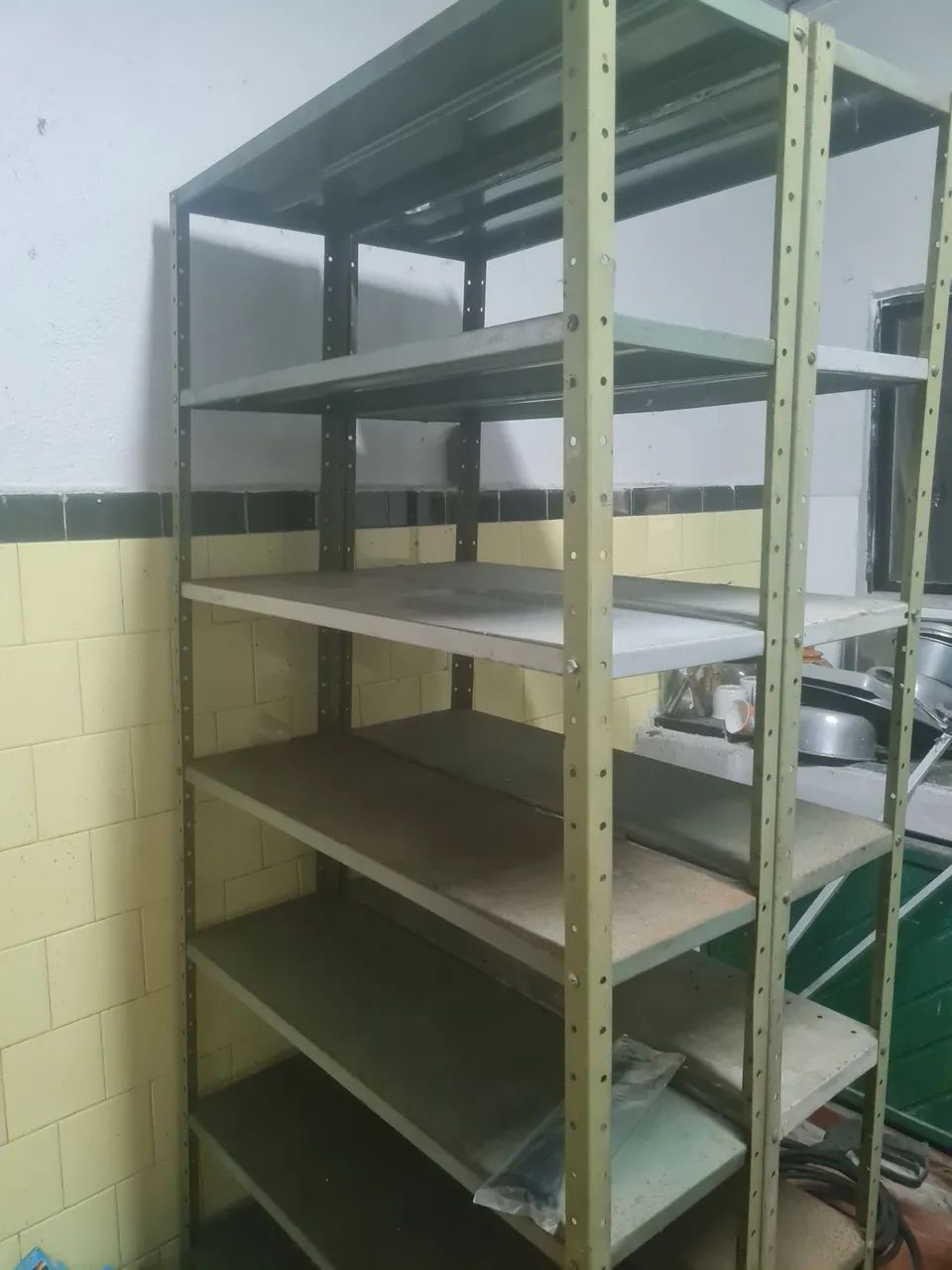 Prateleiras de aço,  usadas