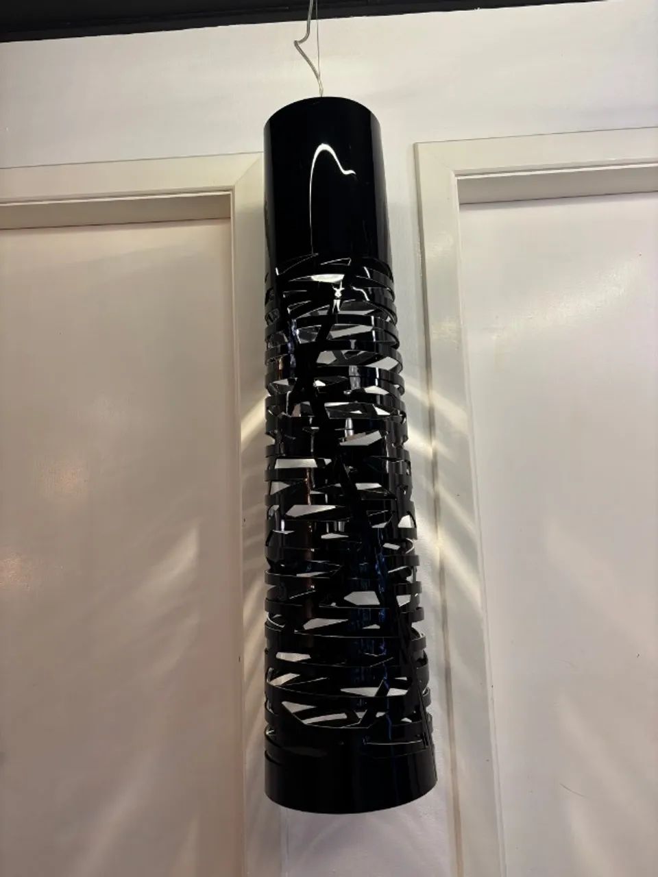 Pendente tubular metal na cor preta