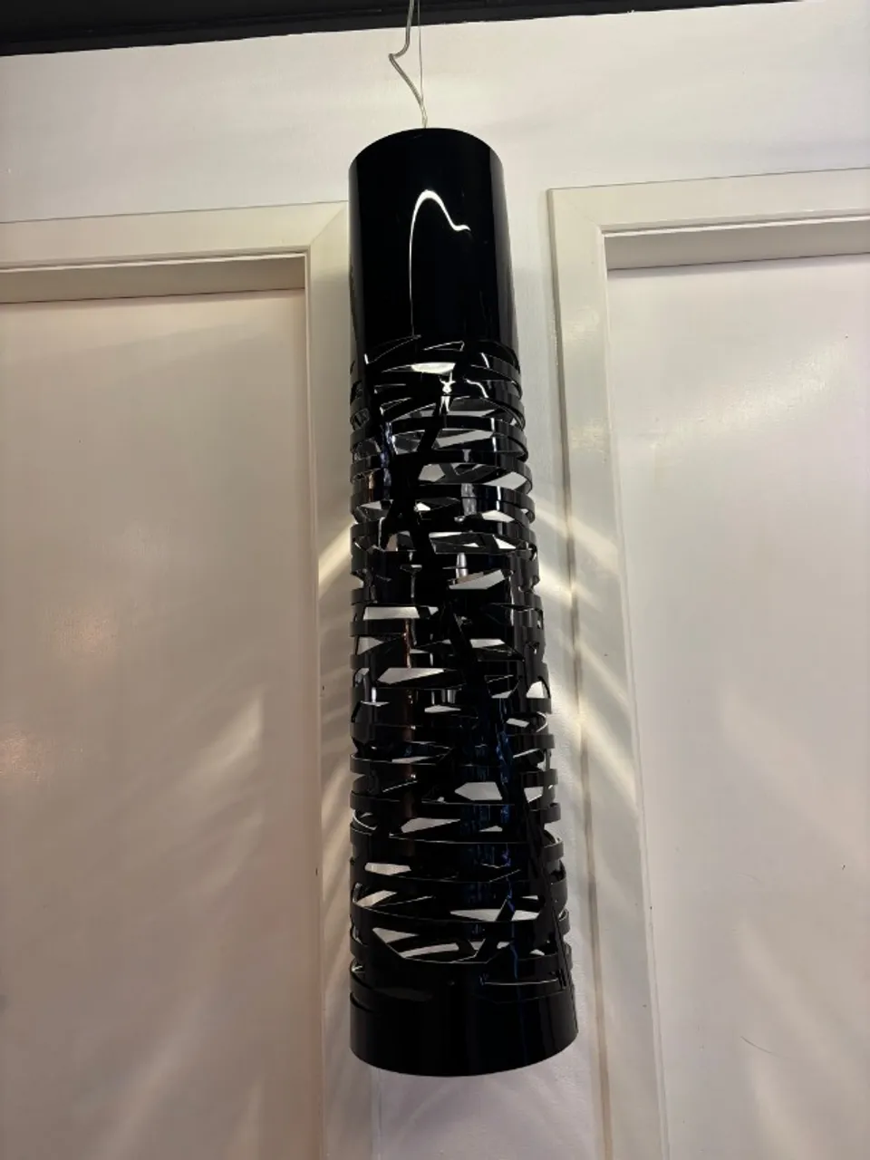 Pendente tubular metal na cor preta