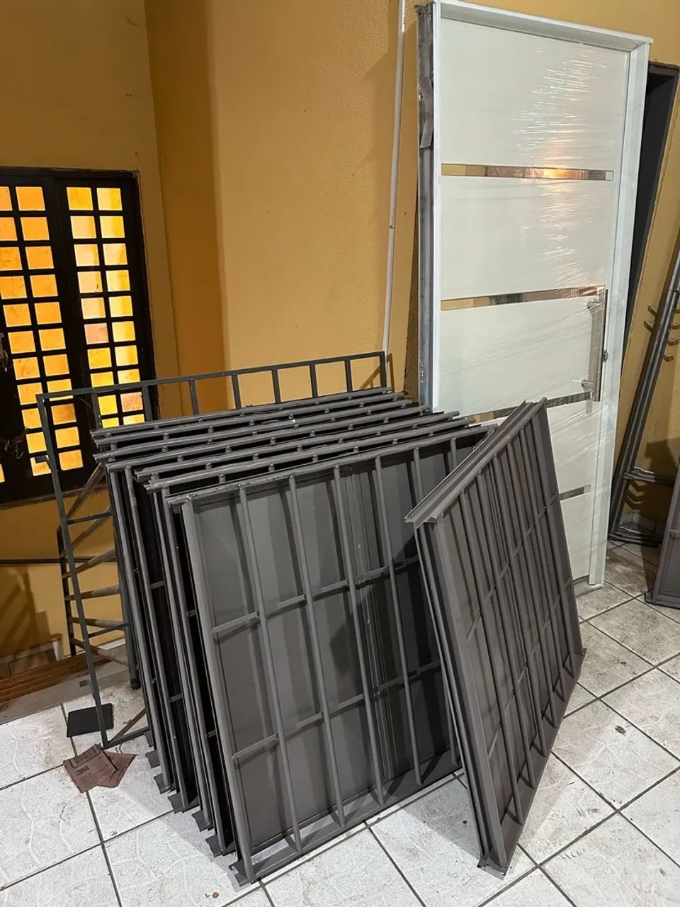 Janela de chapa 100x100 com grade 