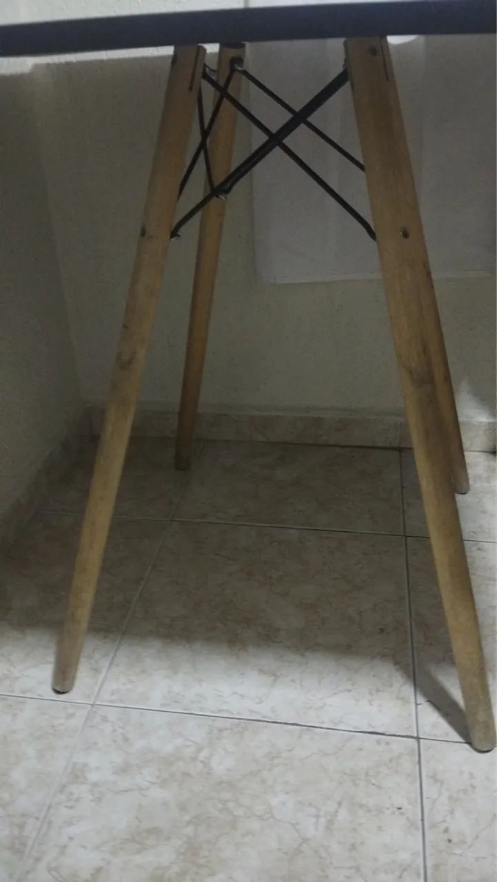 Vendo urgente 01 Mesa de jantar com design moderno s/ cadeiras 