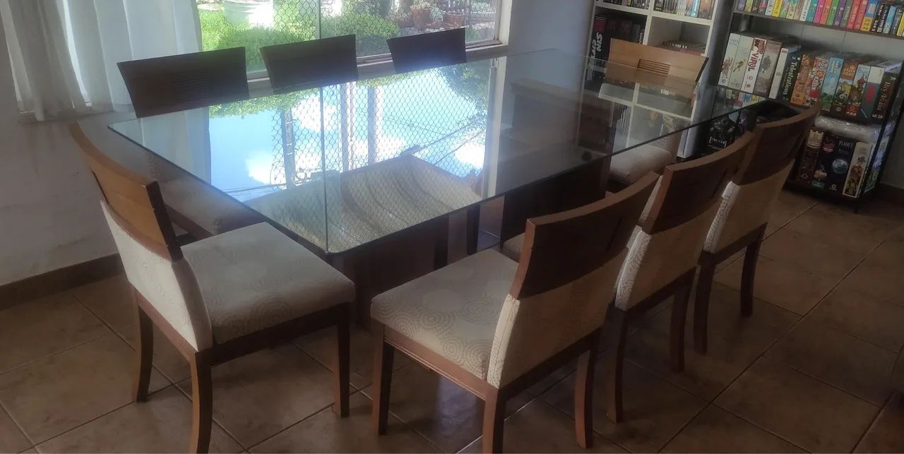 Mesa de jantar tokstok 8 lugares usada - com as cadeiras 