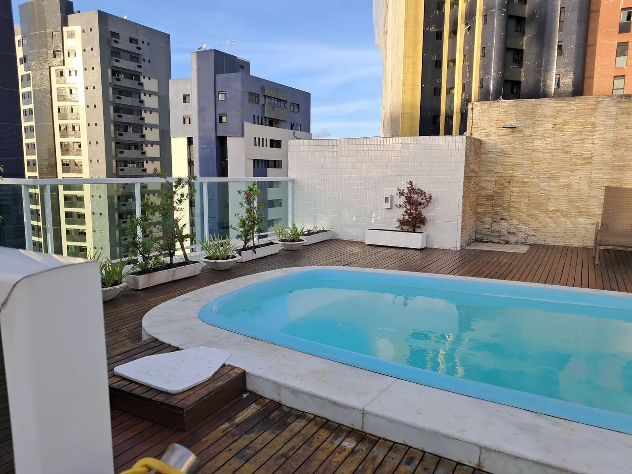 Flat manaira, mobiliado,aluguel anual 1 quarto R$2,200 c/ condomínio,água e gás incluso.
