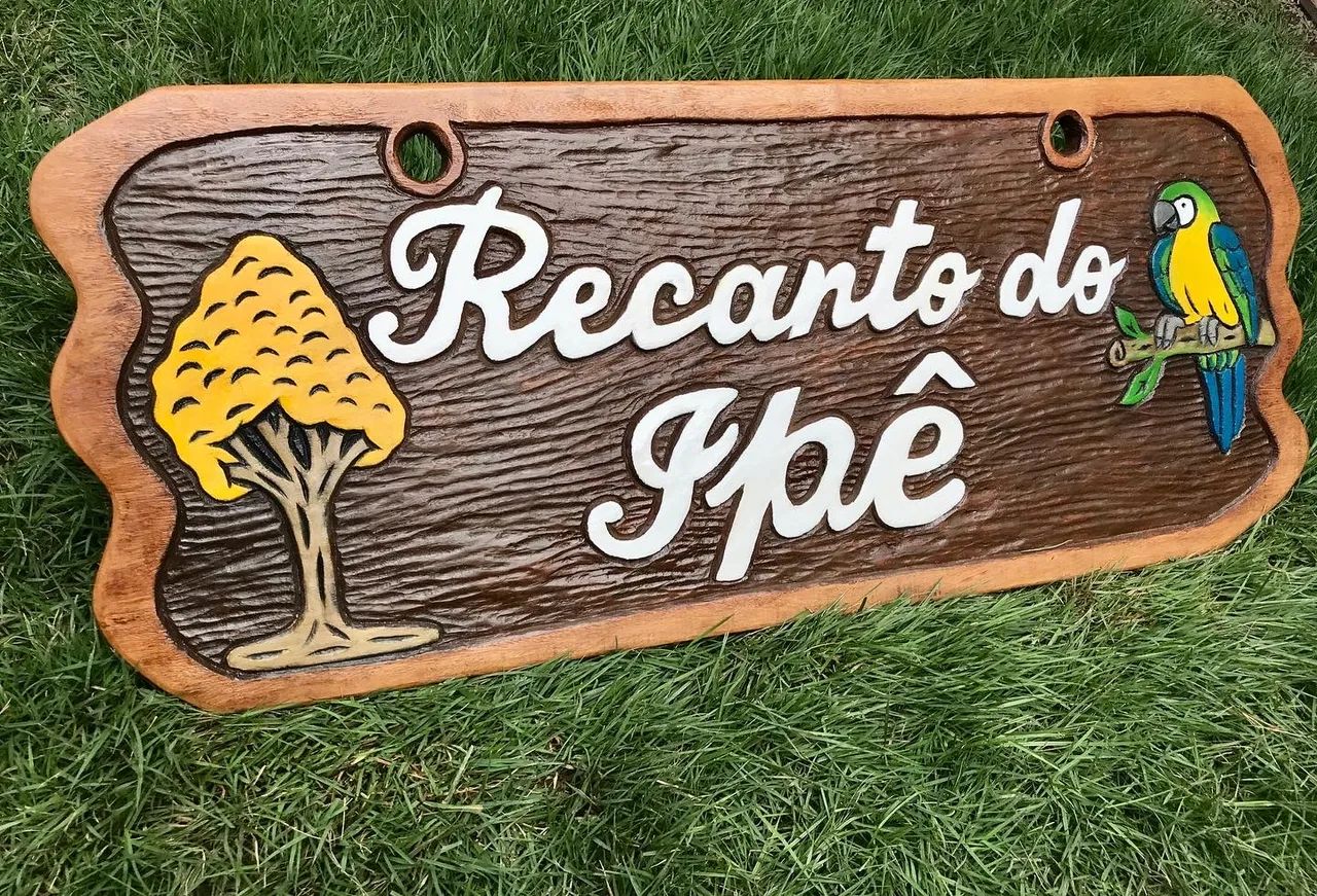 Placa entalhada em madeira 