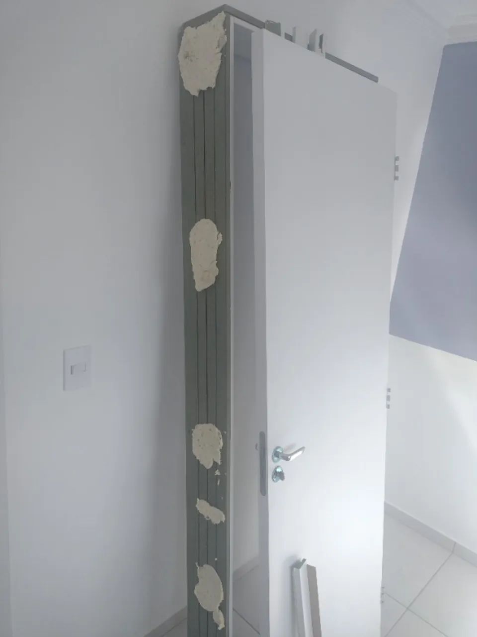 Vendo porta nova para banheiro branca completa  - Foto 4