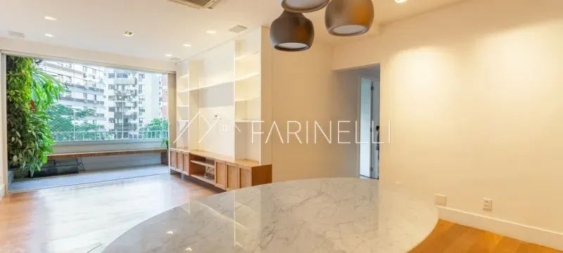 Apartamento todo reformado com vista para copa das árvores.