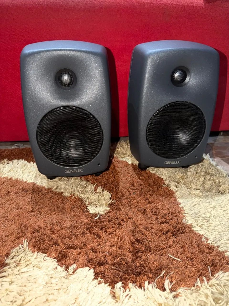Monitor de referência Genelec 8030C bivolt