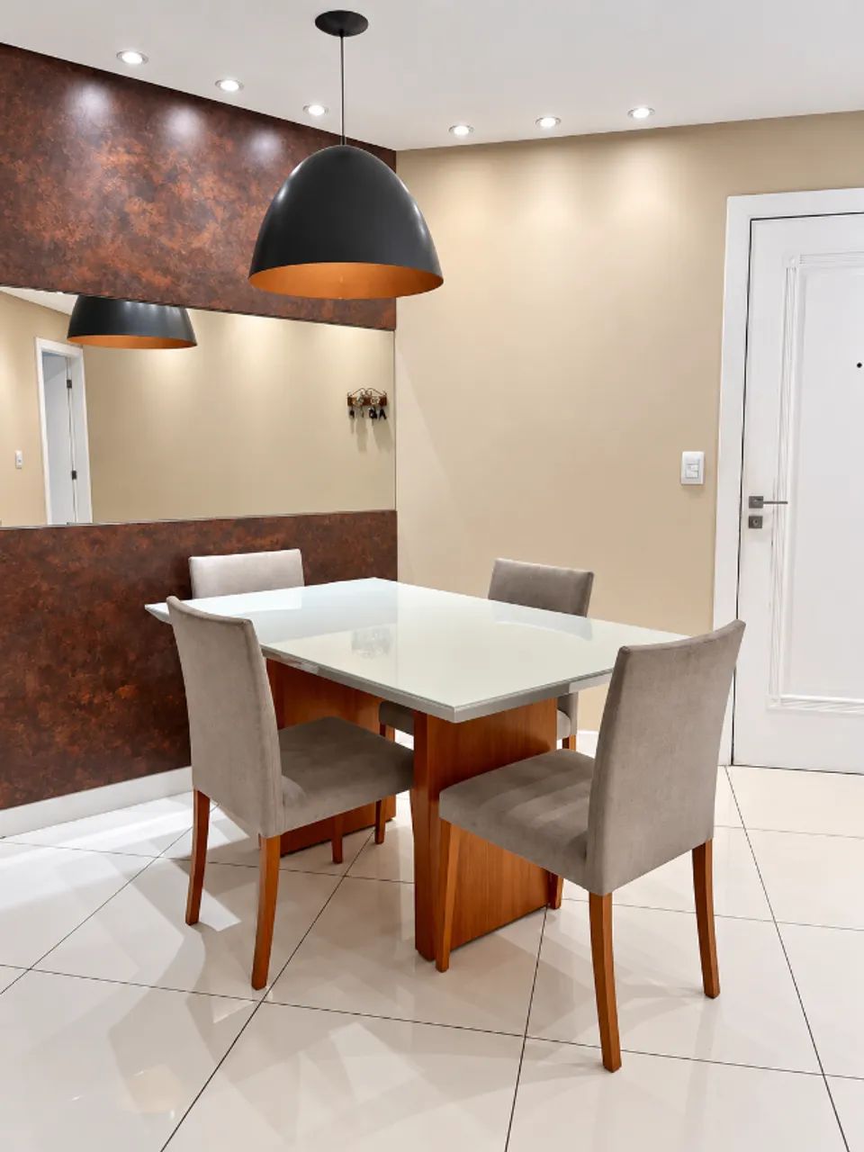 Conjunto de Mesa de Jantar com 4 Cadeiras Estofadas
