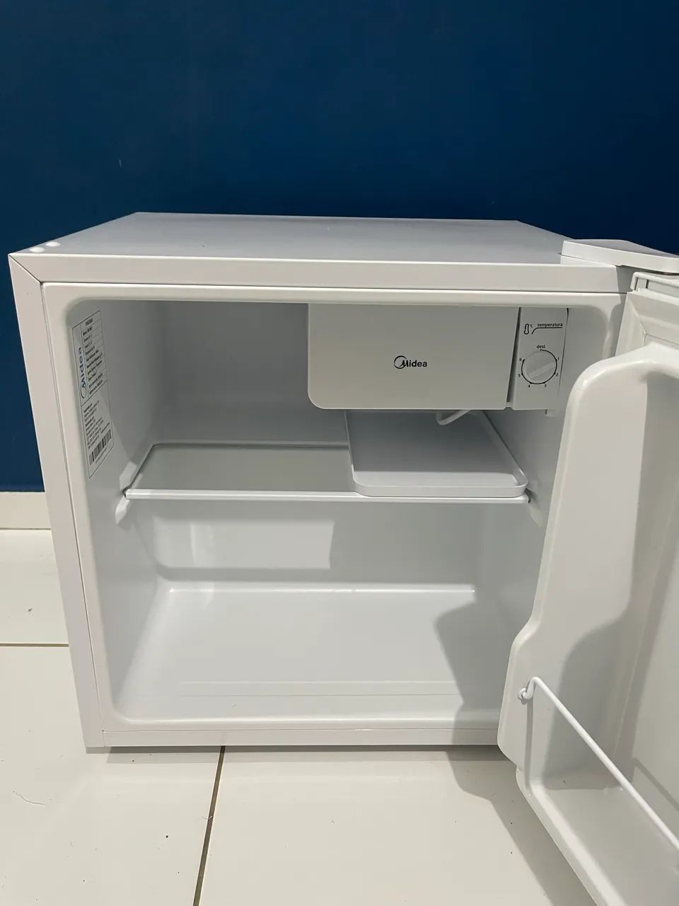 Frigobar midea muito novo estado de zero  - Foto 5