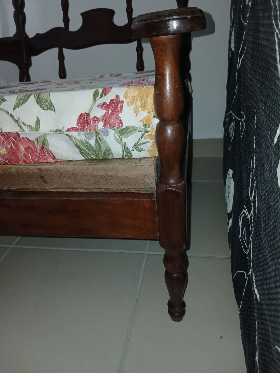 Duas poltronas de madeira modelo clássico  - Foto 5