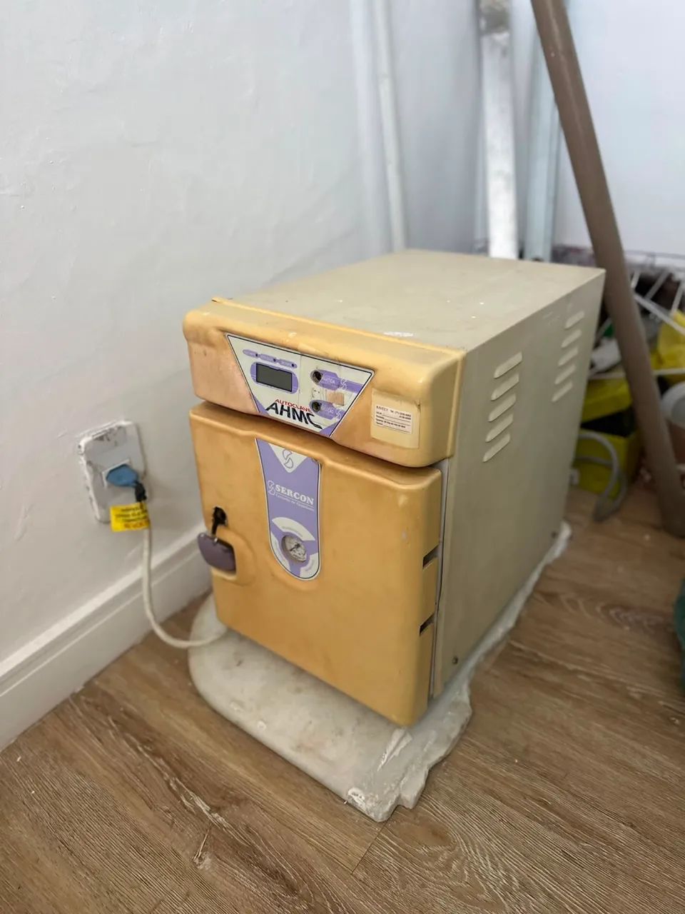 Autoclave Sercon AHMC, usada e em perfeito funcionamento.