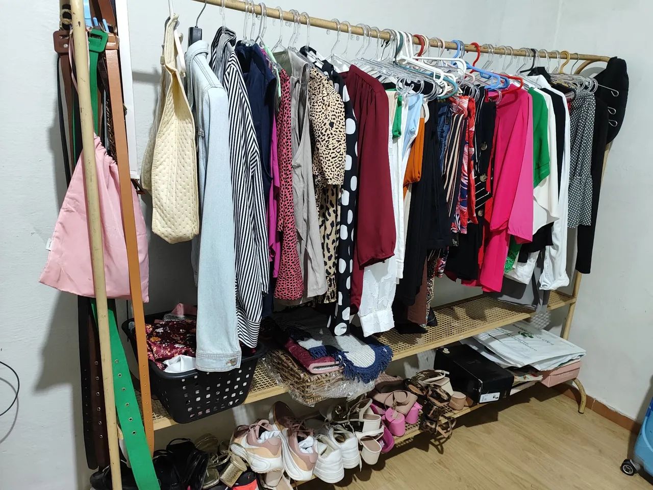Arara grande de Ferro para roupas e sapatos: L 2,00 cm A 1,60 cm. Não acaba, é só pintar.